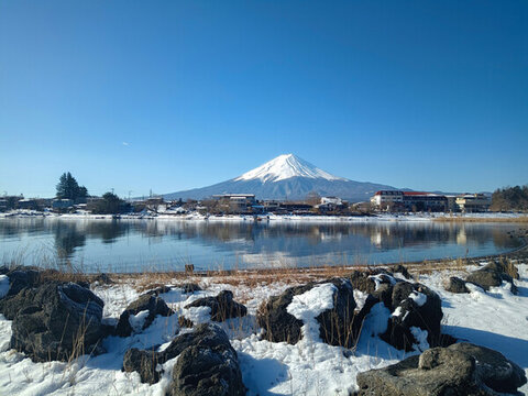日本河口湖富士山積雪倒影旅游攝影大自然