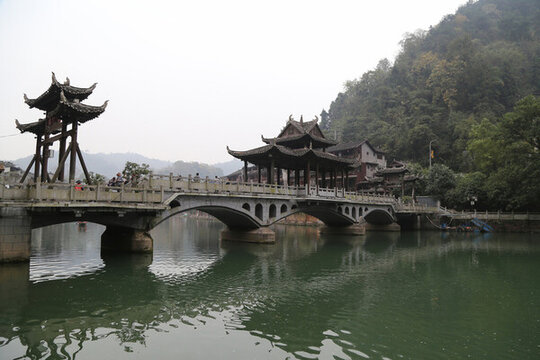 鳳凰古城沱江上的橋和兩岸景色