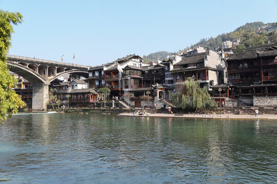 鳳凰古城沱江上的橋和兩岸景色