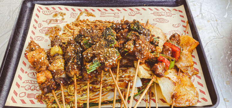 盤子里的燒烤烤串