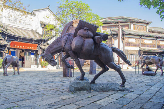 云南民族村廣場的三匹馬雕塑