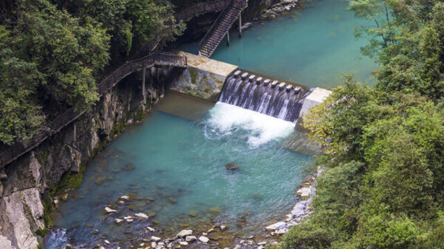 山谷河流水壩
