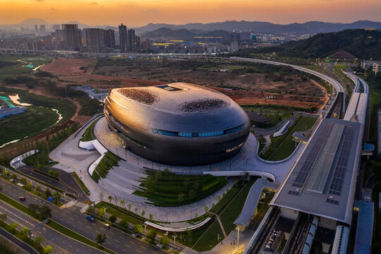 晚霞下的深圳科學(xué)技術(shù)館光明新館光明地鐵站