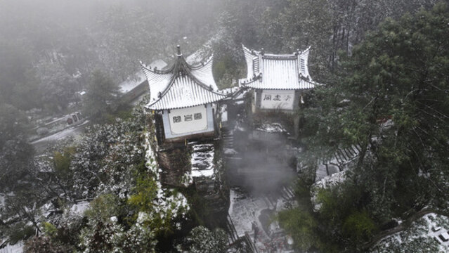 雪霧中的中式古亭景致