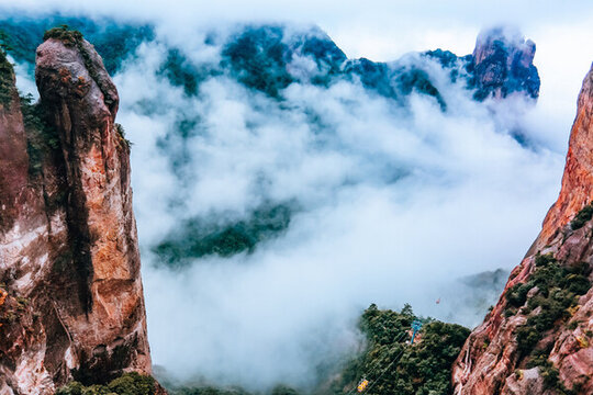 云霧繚繞的壯麗山峰景觀