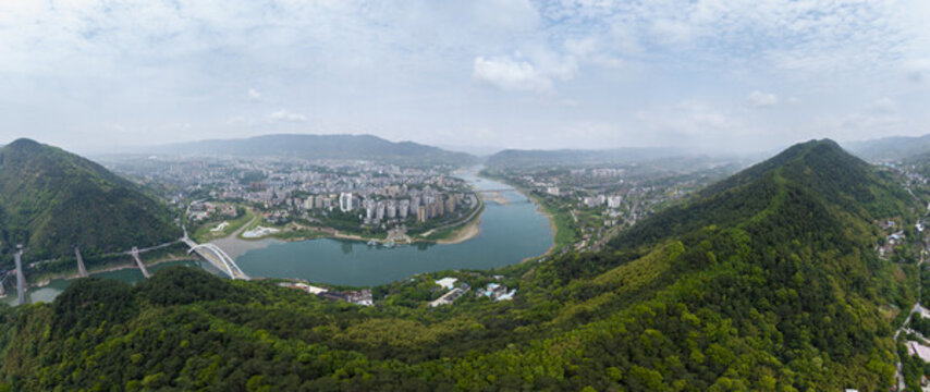 被嘉陵江環(huán)繞的重慶市北碚區(qū)城市全景風(fēng)光