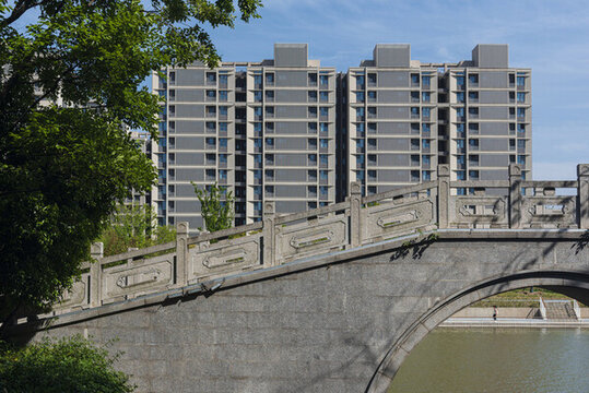 石橋畔的現(xiàn)代高層住宅區(qū)