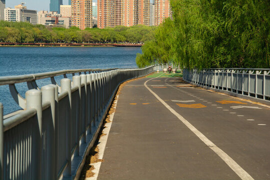 河畔自行車道與城市風(fēng)光