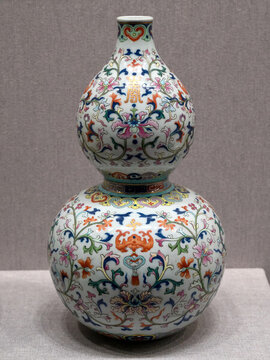 粉彩描金勾蓮紋壽字葫蘆瓶