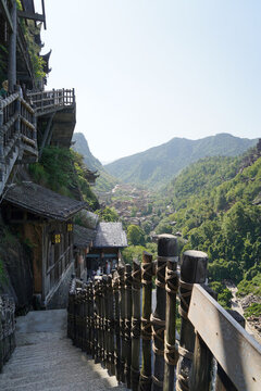 望仙谷山間古樸棧道與村落景致