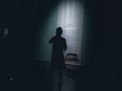 站在暗室里的人的剪影