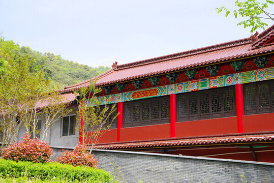 中式紅墻建筑與綠植景致