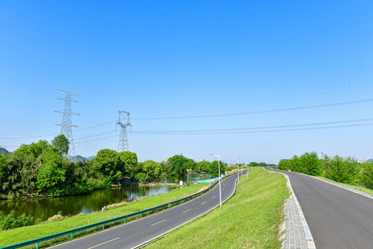 郊外公路旁的清新風(fēng)景