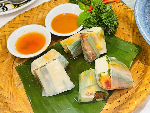 美味越南春卷與蘸醬擺盤健康減脂輕食