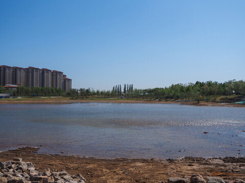 湖畔風(fēng)光與林立高樓景致