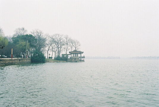 湖畔古亭靜謐湖景風光