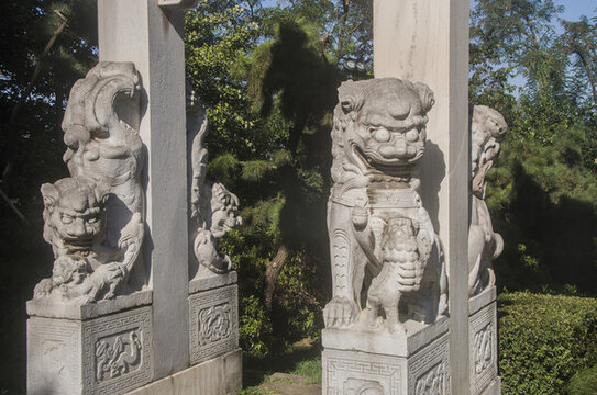 黃鶴樓公園牌坊石雕獅子