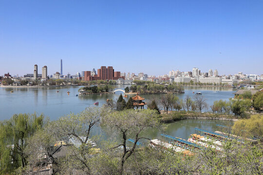 湖畔城市風(fēng)光春日景致