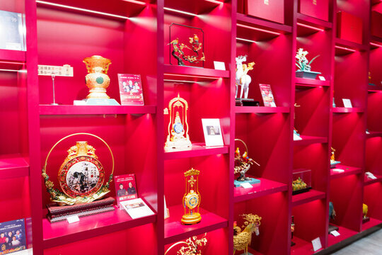 精美工藝品陳列于紅架上