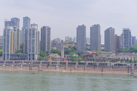 重慶江邊林立的現(xiàn)代高樓景觀