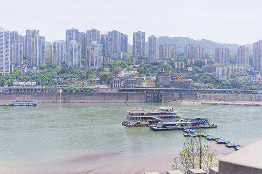 重慶江邊城市景觀與停泊船只