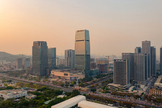 都市高樓林立的黃昏景象