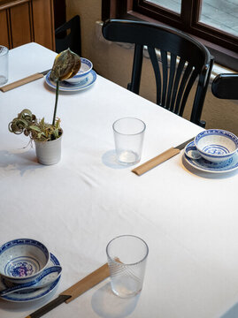 新派中式餐廳的優(yōu)雅餐桌布置