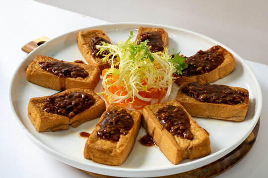 美味醬汁澆淋的特色豆腐