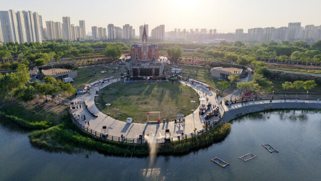 湖畔公園的歐式建筑景觀