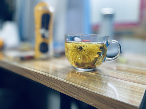 木桌上的透明杯菊花茶