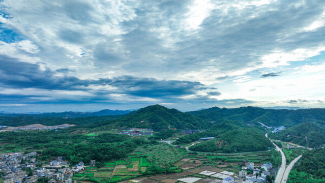 山巒村落間的壯闊云景