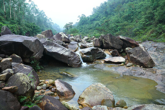 山溪水潭
