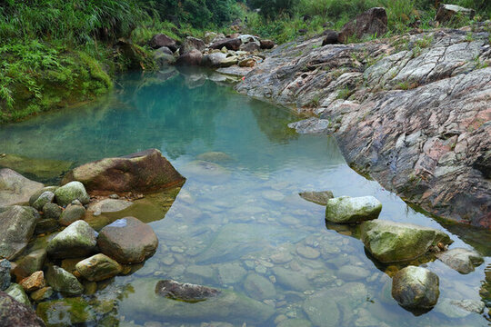 山溪水潭