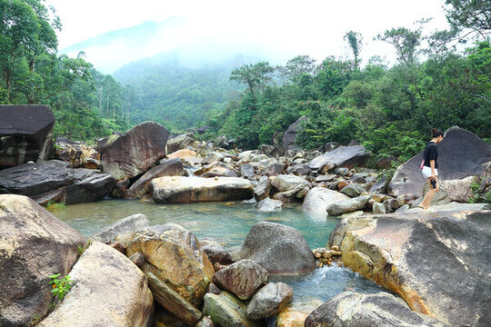 山溪水潭