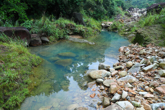 山溪水潭