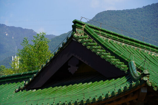 九江東林寺青山畔的綠瓦中式屋頂
