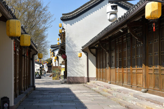 古巷中式建筑掛黃燈籠