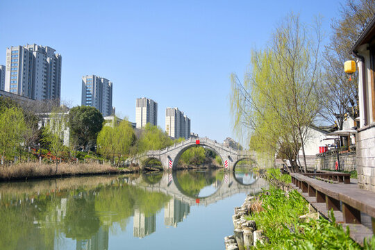 河畔石橋邊的城市春日景