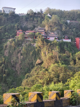 山腰古建筑與蔥郁山林景致