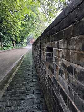 雨中的廣州越秀山古城墻