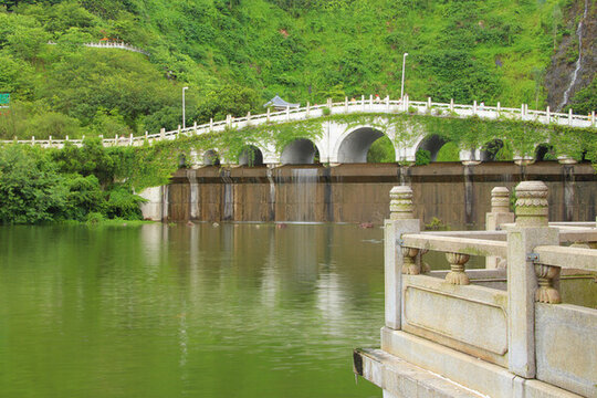 青山綠水間的石拱橋