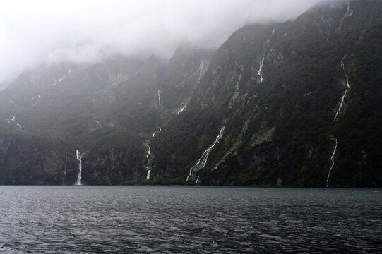 新西蘭南島雨中米爾福德峽灣的高大瀑布