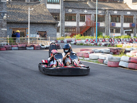 雙人卡丁車馳騁于賽道