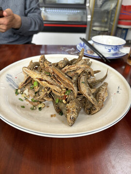 香脆美味的油炸小魚