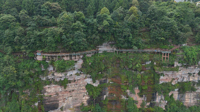 懸崖上的木質觀景棧道