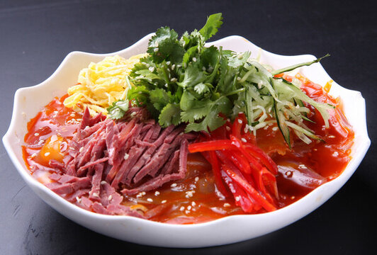 美味豐盛的涼拌牛肉涼粉