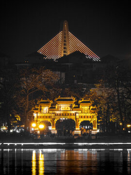 夜色下的古典牌坊與建筑