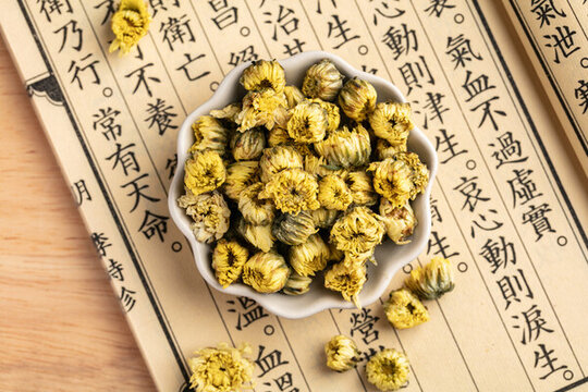 古籍上瓷碗中的干菊花