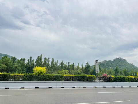 公路旁蔥郁山林與多彩景致