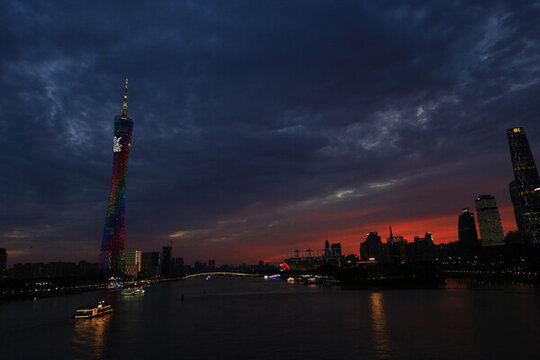 廣州塔下的絢麗黃昏夜景